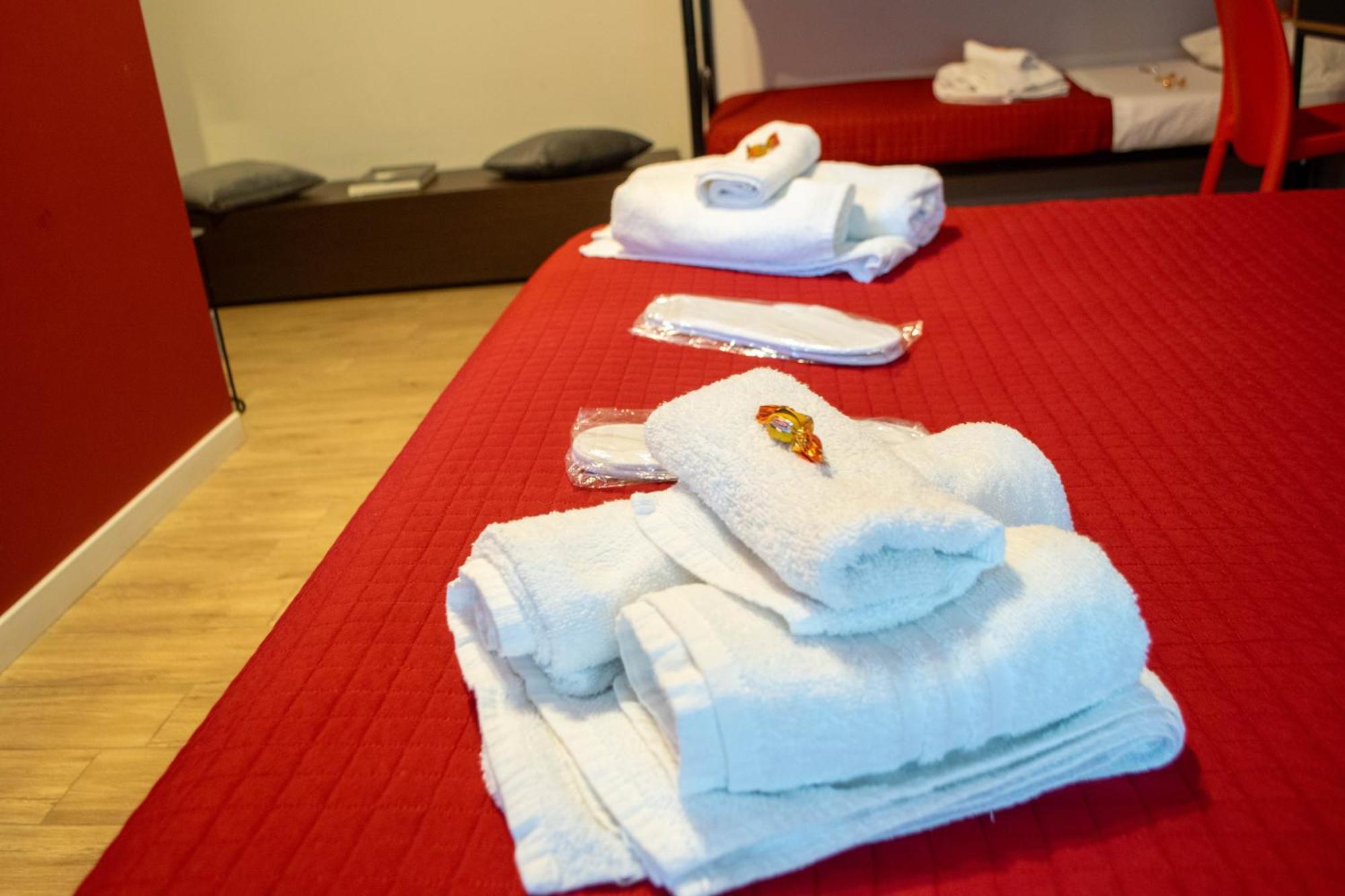 Emmanueli65 Fronte Clinica Per 4 Matrimoniale E Castello Bed & Breakfast Piacenza Ngoại thất bức ảnh